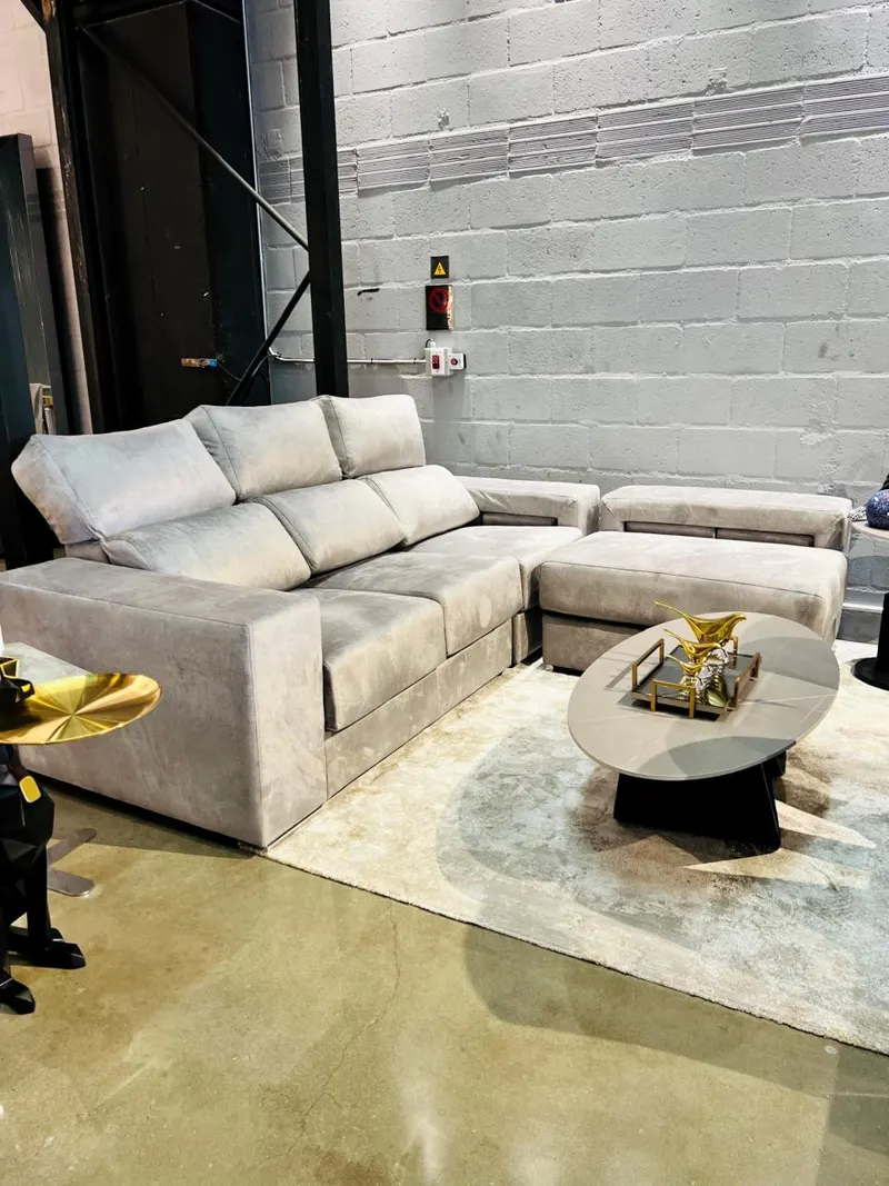 Sofá modular claro con mesa baja y alfombra